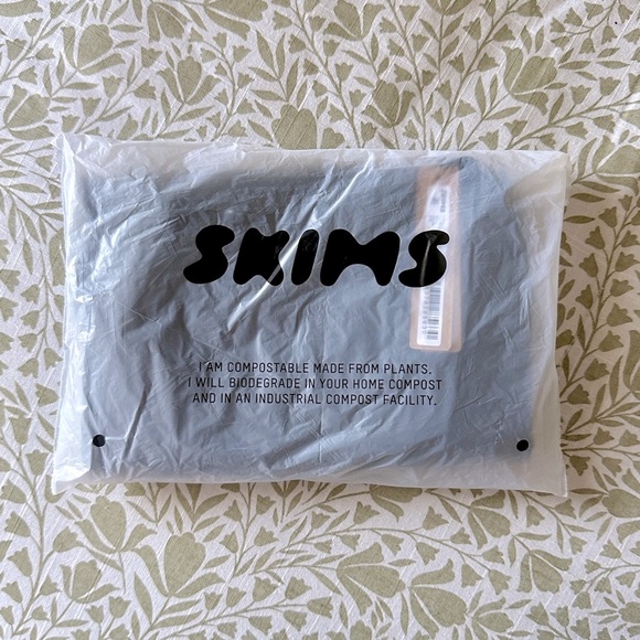 SKIMS - Fits Everybody T-Shirt Bodysuit - Picture 2 of 3